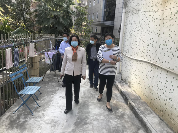 中心主任贝春花带(前)队检查家属区