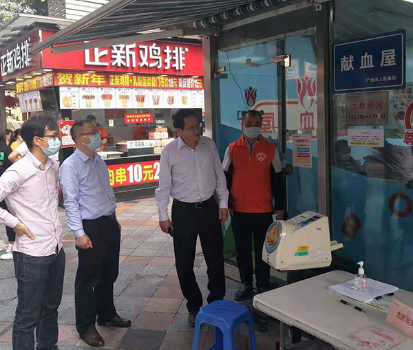 中心党委副书记兼纪委书记汪传喜(右二)带队检查