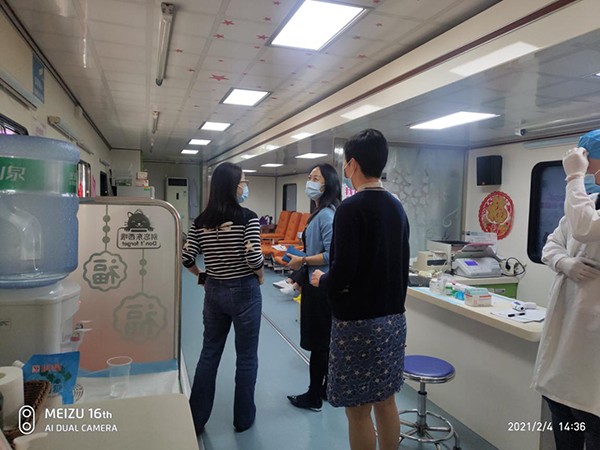 中心副主任聂咏梅(中)带队检查外采点
