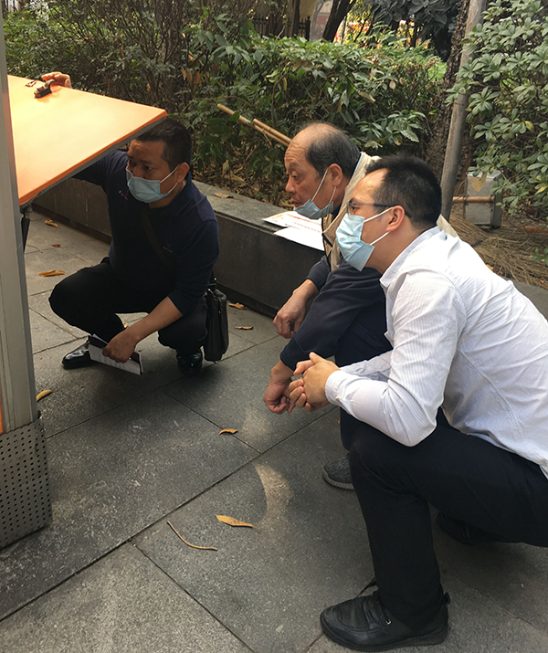 中心6级职员李国华(中)带队检查外采点